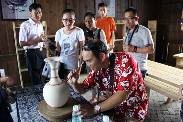 26日，来自瑞典《北欧时报》何儒总编辑代表36家海外华文媒体在吉州窑遗址陶瓷作品上题.jpg
