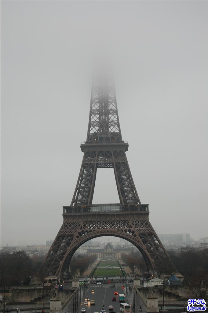 铁塔在雾中