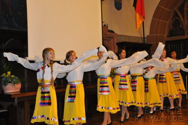 德国孩子挑起西藏舞蹈-2.JPG