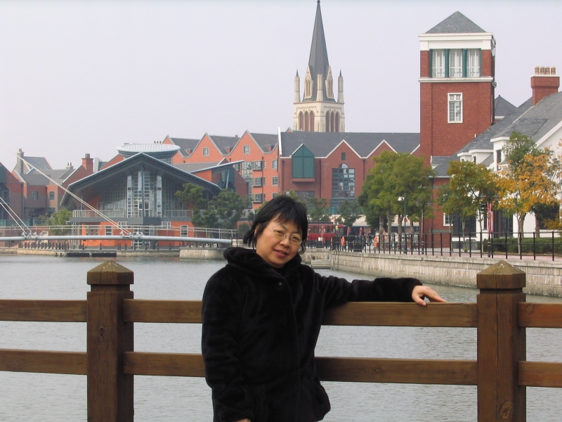 本报特约记者林希女士在上海松江的”泰晤士小镇“.JPG