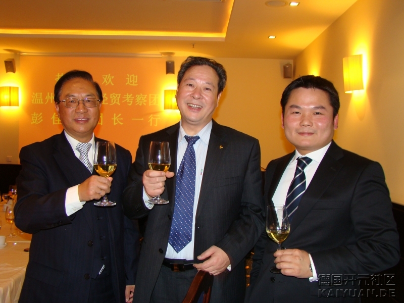 彭副市长向德国著名华商陈名豪（左）、陈求义（右）祝酒.JPG