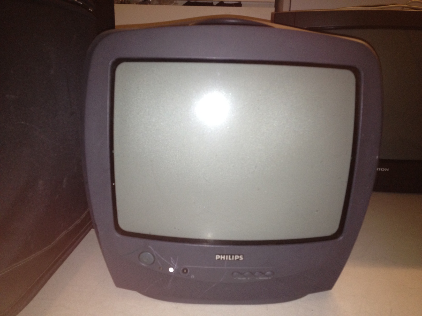 出售两个电视:  飞利浦的14寸,5欧