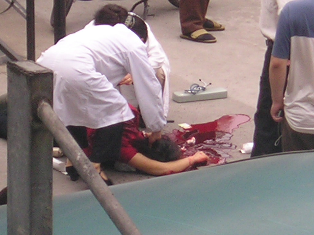 浙江工业大学一女生在食堂门口被男友刺杀(当场图)